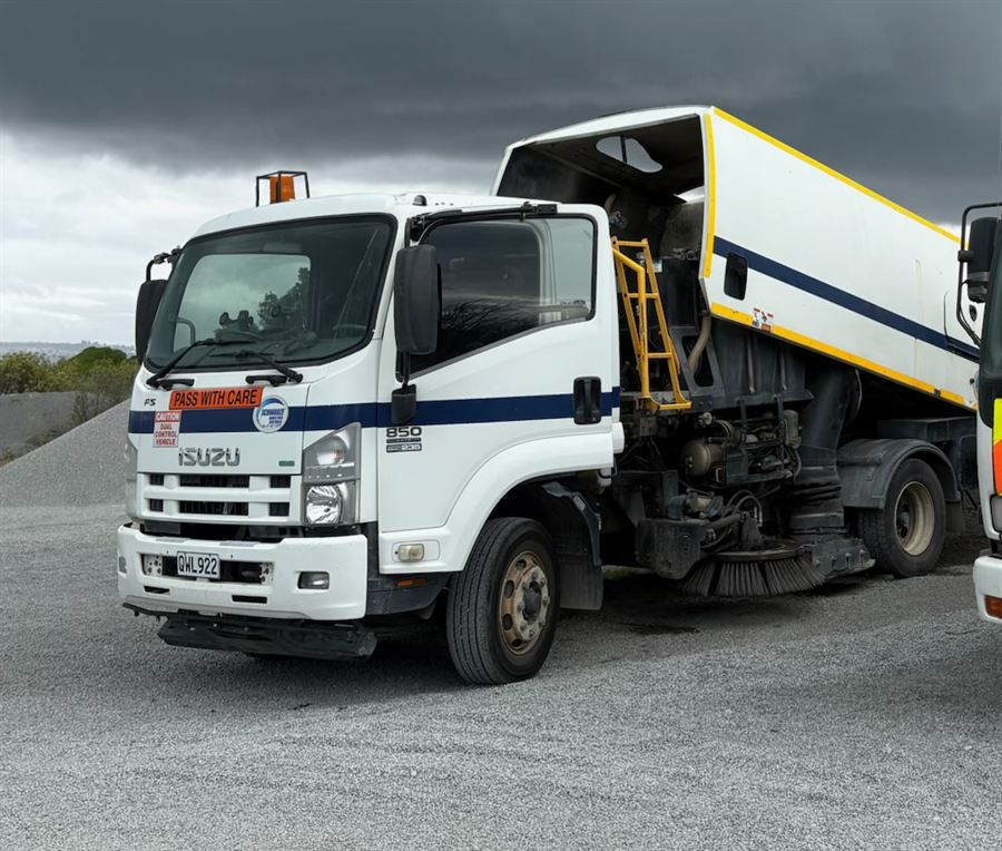 Isuzu 850 road sweeper truck with dual controls and suction sweeper body